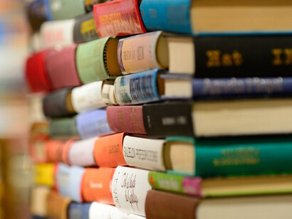 La adquisición compulsiva de textos por el puro placer de adquirirlos se la debemos a la glotonería de la adicción