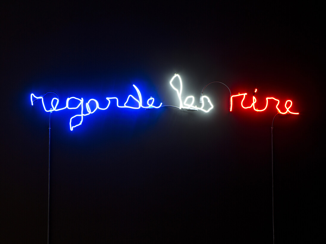 Claude Lévêque, Regarde les rire, 2015, Néon bleu, blanc, rouge / Neon blue, white and red, 33 x 150 cm, Ecriture / Writing : Romaric Etienne © ADAGP Claude Lévêque . Photo. Julie Joubert , Courtesy the artist and kamel mennour, Paris 
