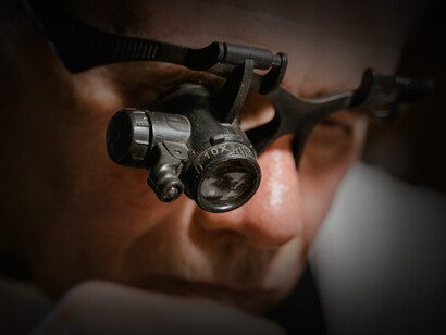 Relojero con una lupa de galileo, trabajo en su taller en Melbourne, Australia