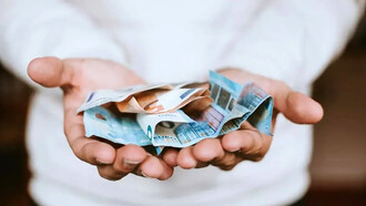 Manos recibiendo dinero