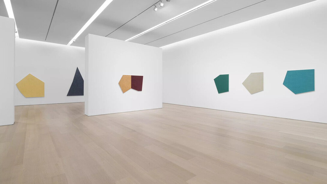 Robert Mangold, Pentagons and folded space, exhibition view. Courtesy of Pace Gallery