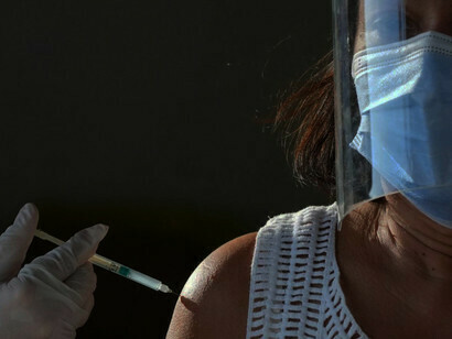 Präsident Biden gab bekannt, dass die USA 500 Millionen Dosen des Covid-19-Impfstoffs von Pfizer gekauft haben und sie an fast 100 Länder mit niedrigem und mittlerem Einkommen liefern werden