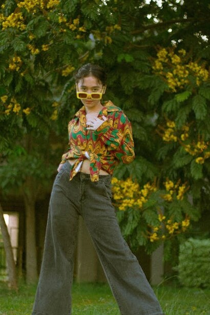 Ropa suelta que combinan elegancia y comodidad se volvieron la elección perfecta