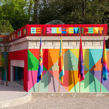 Adriano Pedrosa traz um olhar único para a bienal de veneza 2024, abordando temas como identidade queer e arte indígena na exposição Foreigners Everywhere