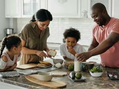 Cozinha em família. Assim como um chef de cozinha não executa todas as tarefas sozinho, é super importante dividir as tarefas para que ninguém na sua casa fique sobrecarregado, né? Dependendo da vivência de cada um, podemos facilmente subestimar tudo que envolve algo que parece tão simples como preparar sua alimentação todos os dias

