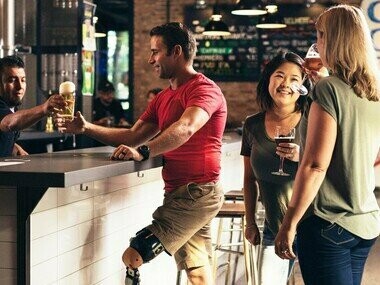 Amigos conversam casualmente. Outro exemplo de migração interna que impactou os sotaques foi o deslocamento de gaúchos para o Centro-Oeste, principalmente para o Mato Grosso do Sul. O sotaque da região carrega traços do português falado no Sul, como a pronúncia mais fechada das vogais e o uso característico de expressões regionais