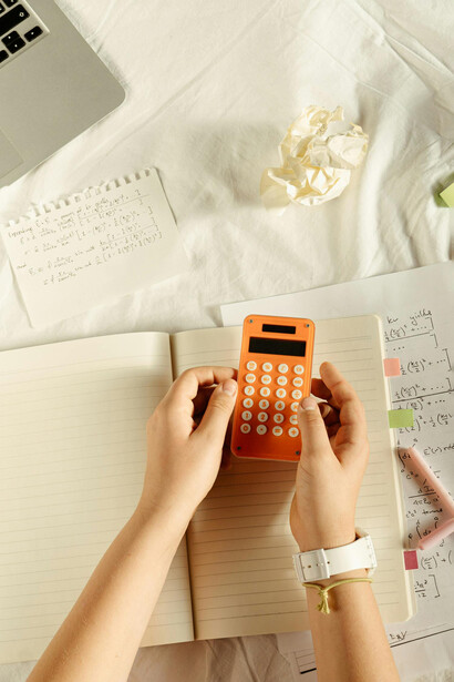 La escuela aparece hoy como uno de los pocos espacios capaces de proponer una pausa consciente frente a la hiperconectividad permanente