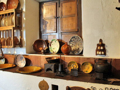 Cocina popular, Exhibition view. Courtesy of Museo Unicaja de Artes y Costumbres Populares