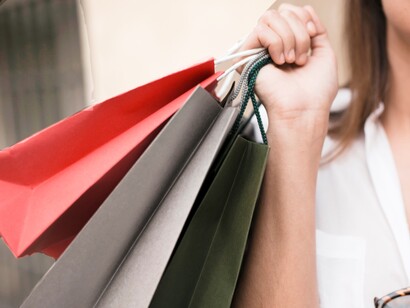 Il quartiere Monti è uno dei più trendy e alternativi di Roma. Qui troverai botteghe di artigiani, negozi vintage, gallerie d'arte e boutique uniche. Le vie come Via del Boschetto e Via Urbana sono perfette per trovare capi di abbigliamento particolari e accessori originali, Roma, Italia