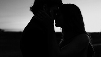 Reconocer los celos como una emoción humana permite reflexionar sobre nuestras inseguridades y fortalecer los lazos en pareja