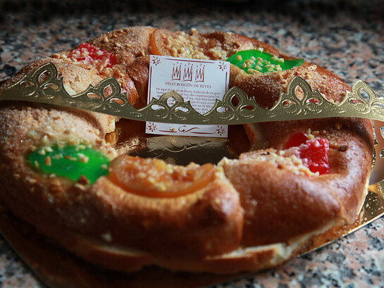 El Día de Reyes, o simplemente Reyes, día en que los niños en España reciben  regalos de los Reyes Magos. La tradición es esconder  sorpresas dentro del roscón; antes de que el panadero ponga el roscón en el horno, envuelve una figurita de porcelana y una haba