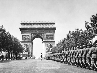 Tropas alemanas marchan por los Campos Elíseos en 1940, Paris, Francia