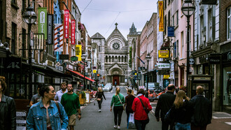 Explore as ruas de Dublin, Irlanda, mergulhe na cultura local e descubra como a diversidade cultural molda nossa identidade e visão de mundo