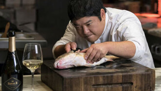 Sangre japonesa, corazón peruano. Mitsuharu Tsumura nació en Lima, pero su familia proviene de Osaka, Japón. Es dueño del restaurante Maido, donde fusiona las tradiciones niponas y peruanas (cocina nikkei), Lima,Perú