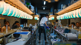 Os izakayas são a versão japonesa dos nossos botecos e estão ganhando espaço em São Paulo. Com ambientes acolhedores e pratos autênticos, como espetinhos kushiyakis e karaage, essas casas são o lugar perfeito para apreciar a culinária quente do Japão