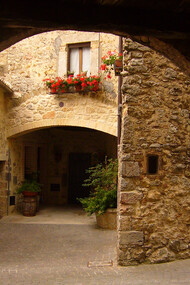 Vicoli e piazzette caratterizzano la struttura urbana di Civitella del Lago