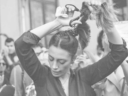 A woman cutting off her hair in protest in Iran