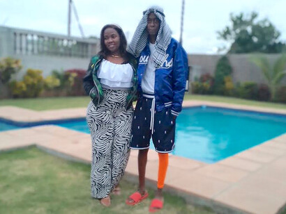 Sleam Nigger com sua esposa em seu lar, Moçambique