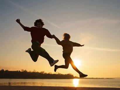 No provienen de la nada. Azar y necesidad se entretejen. Pero también individualidad y relación