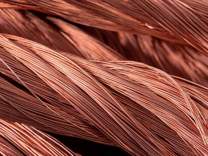 Mientras las transnacionales refinan y obtienen la ganancia fuera del país, Chile sigue enviando al mar su riqueza sin medirla ni aprovecharla