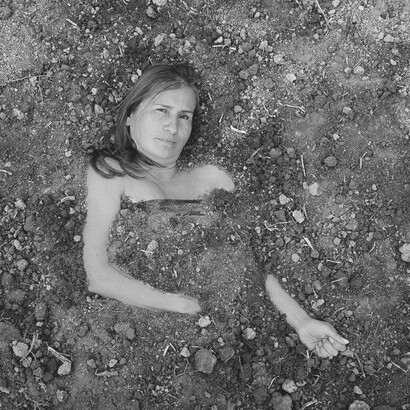 Fotografía de la serie Madres TERRA, de Carlos Saavedra, la cual representa a integrantes de Madres de Soacha, asociación colombiana que busca justicia tras los casos de Falso Positivo