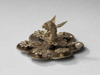 Applique de bijou – décor en filigrane et granulation, protomé de griffon et rosettes, Alliage d’or et d’argent, d. 4,7 cm, découverte : Camiros/ production : Rhodes, 2nde moitié du VIIe siècle av. J.-C. Acquisition Tyszkiewicz, 1898 (fouilles Salzmann), Paris, musée du Louvre, département des AGER © RMN-Grand Palais (musée du Louvre) / Hervé Lewandowski