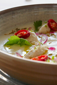 Zuppa di cipolle bianche piccante al profumo di cocco, cardamomo e semi di finocchio con polpette di mandorle 