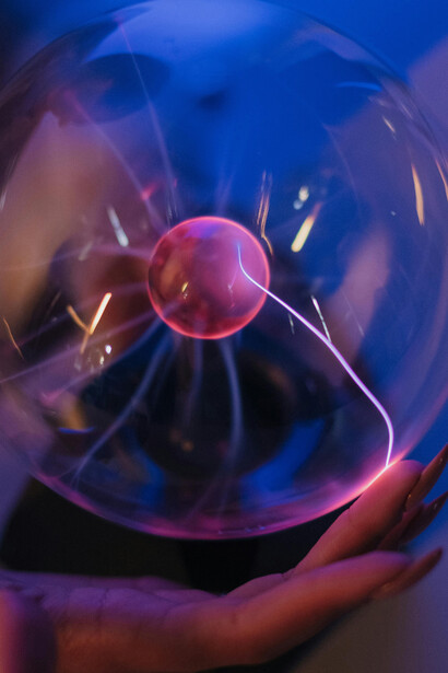 Hoje, a eletricidade sustenta novas tecnologias, como a internet das coisas e energias renováveis, com potencial de transformar o futuro