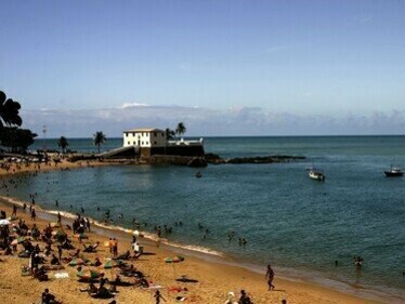 Praia do Porto da Barra, em Salvador, Bahia, Brasil. Tudo agora é padronizado e isto parece roubar ou ocultar a alma das pessoas que ali trabalham. Outro dia encontrei um desses bancos na instalação de uma exposição no Farol Santander em São Paulo. Transcendi!