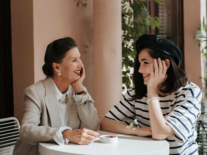 Prosear era mais comum há uns anos atrás, quando a vida era menos corrida e o mundo girava mais devagar, agora as pessoas andam tão ensimesmadas perdidas nos celulares para não perderem nenhuma nova mentira postada por alguém que elas seguem, ou mesmo para postarem suas próprias mentiras e parecerem o que não são, e o mundo gira a uma velocidade estonteante, qualquer vacilo e passou o tempo sem ser aproveitado dignamente