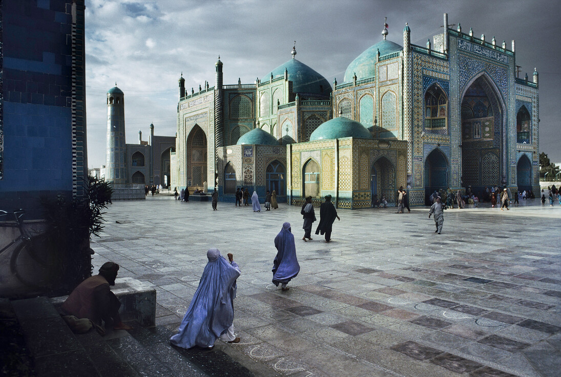 Salat at the Blue Mosque in Mazar-E-Sharif © Steve Mccurry. Image courtesy of Huxley-Parlour Gallery