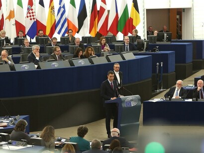 Il Parlamento Europeo è l'organo legislativo dell'Unione Europea, responsabile di approvare leggi e regolamenti proposti dalla Commissione Europea. Ha il potere di co-legiferare con il Consiglio dell'UE, approvando leggi che influenzano la vita quotidiana degli europei