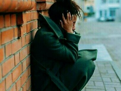 Mulher negra vítima de racismo. Após a abolição, em 1888, muitas dessas desigualdades continuaram, e o racismo foi reforçado por práticas sociais, econômicas e culturais que marginalizaram e discriminam pessoas negras e indígenas. Além disso, o racismo foi alimentado por estereótipos, preconceitos e pela falta de políticas de inclusão ao longo do tempo. Essa história complexa contribui para a persistência do racismo na sociedade brasileira, mas também há movimentos e ações que lutam por justiça e igualdade