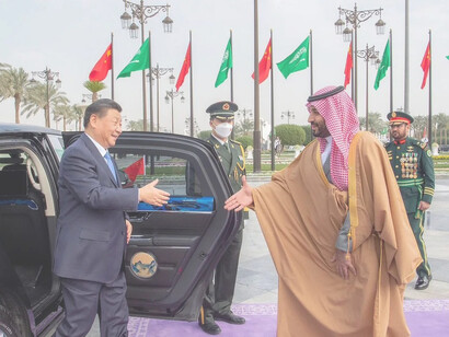 El presidente chino, Xi Jinping (izquierda), es recibido por el príncipe heredero de Arabia Saudita, Mohammed bin Salman Al Saud (derecha), en el Palacio de Yamamah en Riyadh, Arabia Saudita, el 8 de diciembre de 2022