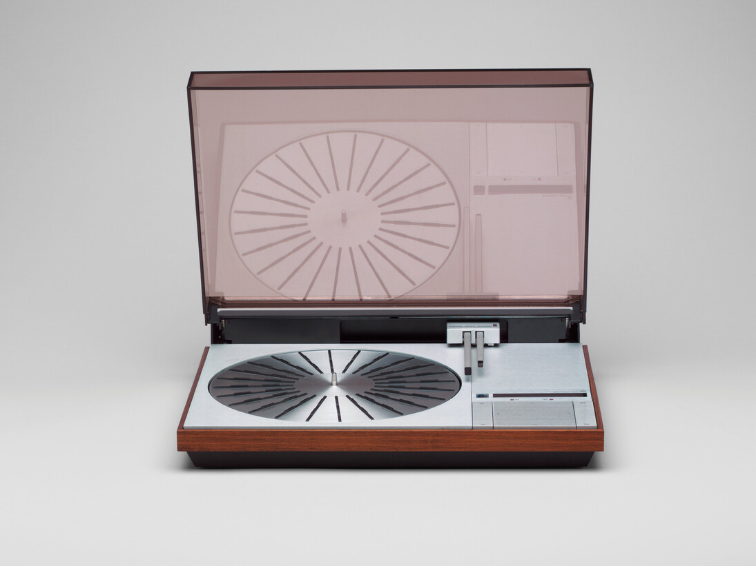 Jakob Jensen. Beogram 4000 Record Player. 1972. Rosewood, aluminum, stainless steel, and plastic, 3 3/4 x 14 1/2 x 19″ (9.5 x 36.8 x 48.2 cm). Mfr.: Bang & Olufsen, Struer, Denmark. The Museum of Modern Art, New York. Gift of the manufacturer