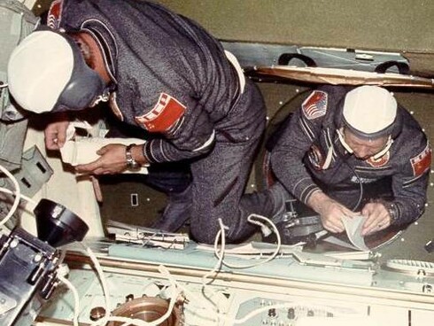 I cosmonauti Valeriy N. Kubasov (a sinistra) e Aleksey A. Leonov nel modulo orbitale Soyuz sovietico durante la missione congiunta USA-URSS Apollo Soyuz Test Project (ASTP) di aggancio in orbita terrestre, 17 luglio 1975