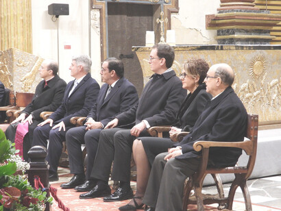 De izquierda a derecha: Señor de San Antón, Alcalde de Orihuela y los nuevos miembros de la Real Orden. Foto Gaspar Poveda