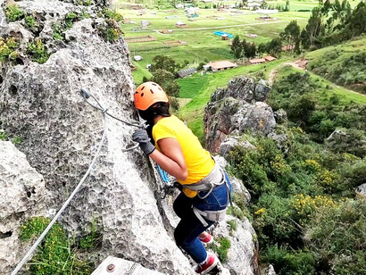 Durante el tour, los guías estarán contigo en todo momento, guiándote paso a paso para que puedas disfrutar de la actividad con seguridad. Cusco, Perú