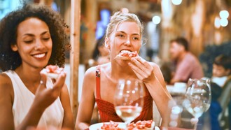 A ambientação adequada em estabelecimentos alimentícios é crucial para estabelecer uma conexão positiva com os clientes, influenciando diretamente sua experiência gastronômica