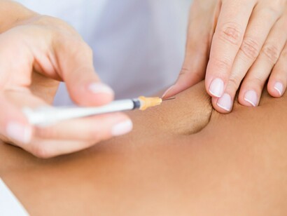 Se debe utilizar con precaución en pacientes en tratamiento con medicamentos orales que requieren una absorción 