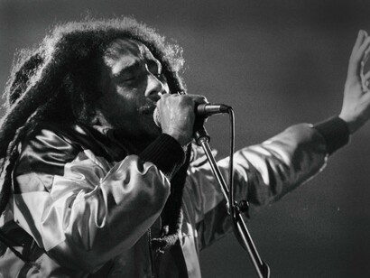 Bob Marley em show em Zurique, na Suíça. Recentemente, assistindo ao filme Bob Marley: One Love (2024, Reinaldo Marcus Green) percebi que assim como a Jamaica hiper polarizada dos anos 1970, o mundo atual também parece cada vez mais enlouquecidamente polarizado, mais imune ao diálogo, focado apenas nas narrativas de interesses próprios a um indivíduo, a um grupo de indivíduos, a uma nação
