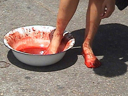 Regina José Galindo. Quién piede borrar las huellas, 2003