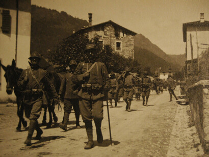 Alpini in marcia verso il fronte