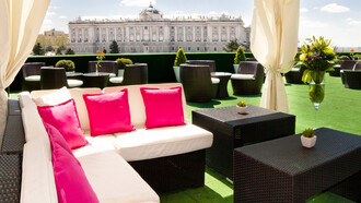 Terraza frente a la fachada del Palacio Real en Madrid