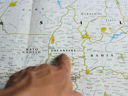 Vindo das Minas Gerais, de Poços de Caldas, onde nasceu nos primeiros dias de junho de 1954, mês e pouco antes do suicídio de Getúlio Vargas, Tonico chegou em São Paulo menino, aos cinco anos de idade, onde e quanto teve tempo e motivação para ver, sentir, cheirar e amar a euforia dos anos dourados dos tempos de JK. Tempos que não voltariam mais. E, talvez por isso, restariam tão marcantes no seu imaginário