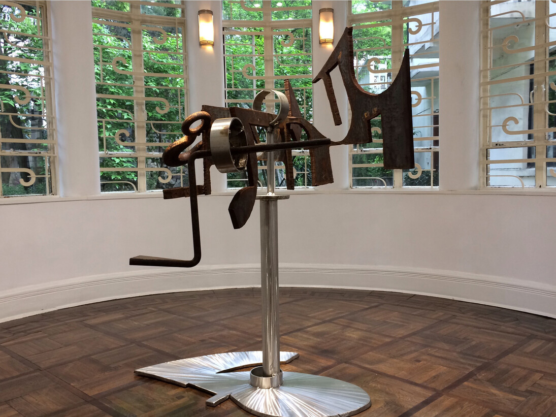 Mark di Suvero, Installation view, Steel Cloud (for Po Chū-Yi ), 2010, Steel, stainless steel, 60 x 32 x 51 inches; 152.4 x 81.3 x 129.5 cm © Mark Di Suvero. Courtesy Paula Cooper Gallery, New York and James Cohan Gallery, Shanghai. Photo: Jeffrey Price