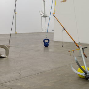 Vista da exposição no Galeria Fortes Vilaça, 2015. Rodrigo Matheus, Atração. Photo: Eduardo Ortega. Cortesia Galeria Fortes Vilaça