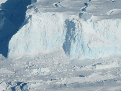 In the Antarctic region, the vast Thwaites glacier has recently exhibited so many cracks that scientists fear that it may shatter into small pieces like a windscreen