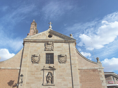 En la cabecera se colocó el escudo de la Orden del Carmelo, en los brazos sendos escudos de los Álvarez de Toledo y a los pies la imagen de San Juan de la Cruz. Iglesia San Juan de la Cruz, Alba de Tormes, Salamanca, España