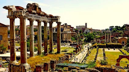 Ruinas del Templo de Saturno (izquierda) en el Foro Romano
